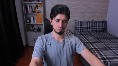 Snapshot of aaron_paul_ chatting on December 18, 11:11 pm Aaron online show from December 18, 11:11 pm