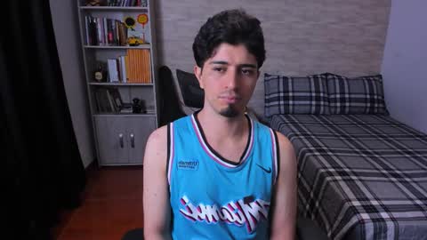 Snapshot of aaron_paul_ chatting on December 20, 9:44 pm Aaron online show from December 20, 9:44 pm