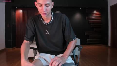 Snapshot of aaron_whitee chatting on December 27, 12:50 am Aaron online show from December 27, 12:50 am