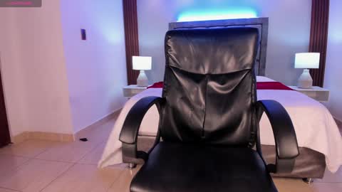 Snapshot of aaron_whitee chatting on January 14, 11:58 pm Aaron online show from January 14, 11:58 pm