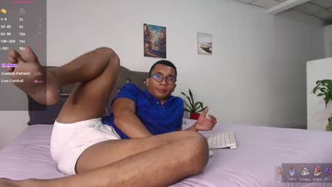 Heyy my name is Aaron online show from June 3, 11:43 pm
