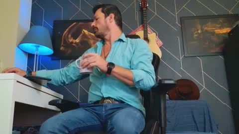 Snapshot of aaronbomer chatting on October 3, 8:33 am Aaron online show from October 3, 8:33 am