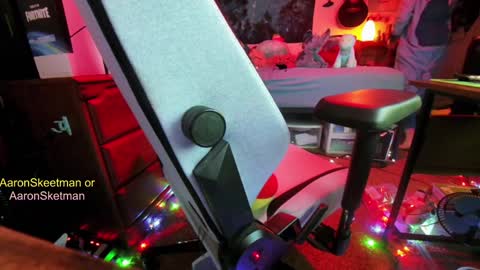 Snapshot of aaronskeetman chatting on December 7, 9:28 am Aaron Skeetman online show from December 7, 9:28 am