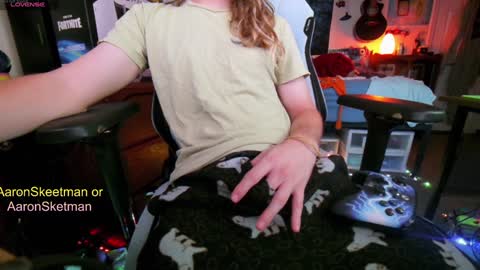 Snapshot of aaronskeetman chatting on December 14, 12:33 pm Aaron Skeetman online show from December 14, 12:33 pm