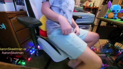 Snapshot of aaronskeetman chatting on December 17, 6:24 am Aaron Skeetman online show from December 17, 6:24 am