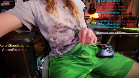 Snapshot of aaronskeetman chatting on December 23, 12:30 pm Aaron Skeetman online show from December 23, 12:30 pm