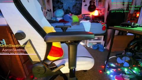 Snapshot of aaronskeetman chatting on December 27, 1:07 pm Aaron Skeetman online show from December 27, 1:07 pm