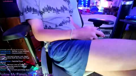 Snapshot of aaronskeetman chatting on December 3, 12:51 am Aaron Skeetman online show from December 3, 12:51 am