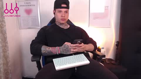 Snapshot of aaronsmith2_ chatting on December 5, 4:53 am aaronsmith2_ online show from December 5, 4:53 am