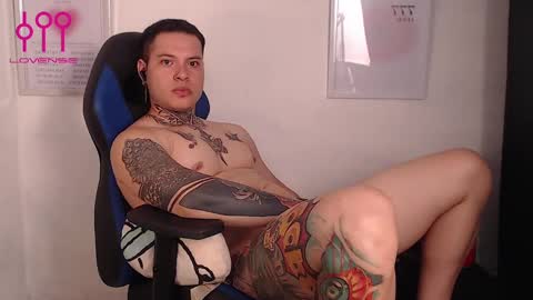 Snapshot of aaronsmith2_ chatting on December 27, 1:22 am aaronsmith2_ online show from December 27, 1:22 am