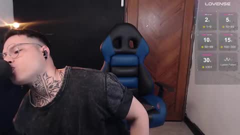 Snapshot of aaronsmith2_ chatting on February 19, 12:03 am aaronsmith2_ online show from February 19, 12:03 am