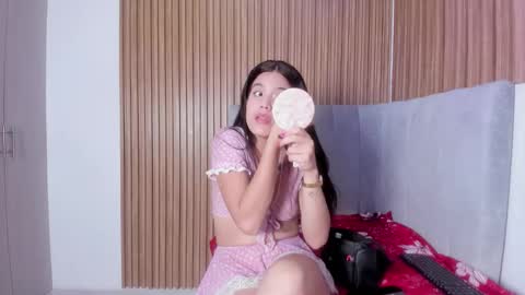 abby_swett1 online show from March 24, 1:05 pm