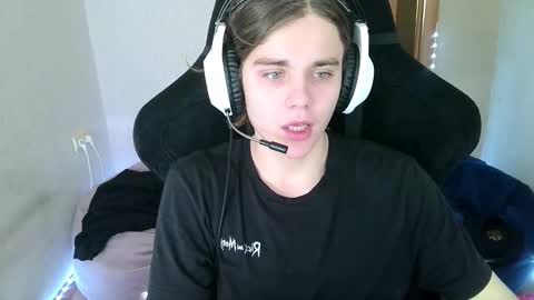 Snapshot of abbysal_blade chatting on October 16, 7:31 am abbysal_blade online show from October 16, 7:31 am