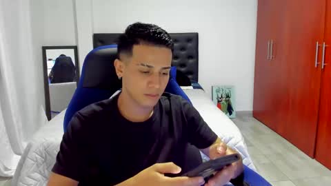 Independence model AbelAsburgo online show from December 21, 2:30 am