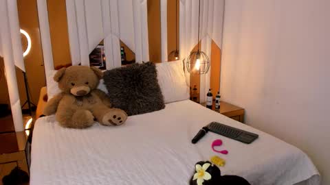 Snapshot of abril_cooper11 chatting on October 13, 8:09 pm abril_cooper11 online show from October 13, 8:09 pm