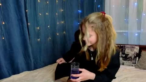 Snapshot of adahunnewell chatting on June 6, 9:30 pm im Hanna online show from June 6, 9:30 pm