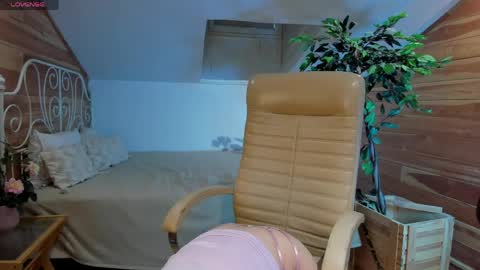 Snapshot of adalyn_glow chatting on April 4, 11:18 am Adalyn online show from April 4, 11:18 am