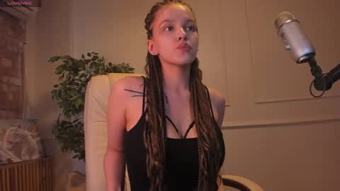 Snapshot of adalyn_glow chatting on May 13, 11:07 am Adalyn online show from May 13, 11:07 am