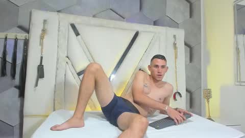 adammendoza34 online show from October 4, 2:42 am