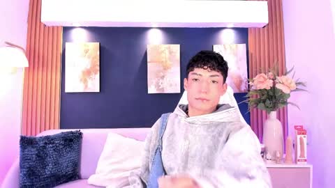 Snapshot of adann_scott chatting on June 4, 12:33 pm Adan online show from June 4, 12:33 pm