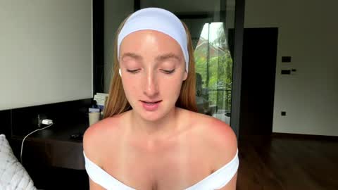 Snapshot of adelasonkin chatting on August 3, 9:37 am Elizabeth online show from August 3, 9:37 am