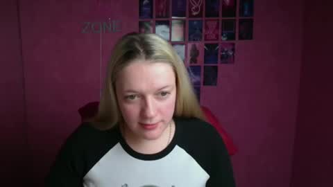 Snapshot of adele_missu chatting on November 18, 1:04 pm Adele online show from November 18, 1:04 pm