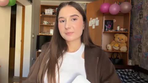 Snapshot of adeleapel chatting on March 5, 8:32 am Poly online show from March 5, 8:32 am