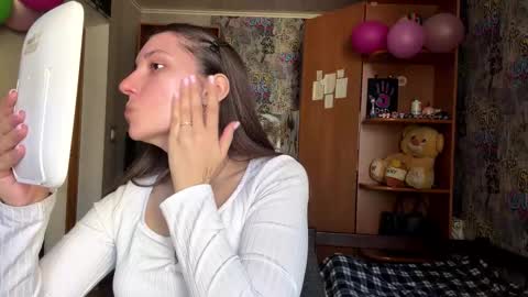 Snapshot of adeleapel chatting on March 13, 9:16 am Poly online show from March 13, 9:16 am