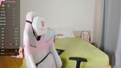 Snapshot of adelina_cowell chatting on October 19, 9:32 am Adelina online show from October 19, 9:32 am