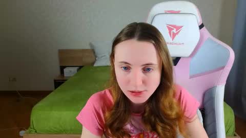 Snapshot of adelina_cowell chatting on December 14, 9:25 am Adelina online show from December 14, 9:25 am