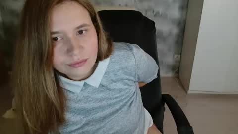 Snapshot of adelinalawson chatting on April 9, 6:19 am adelinalawson online show from April 9, 6:19 am