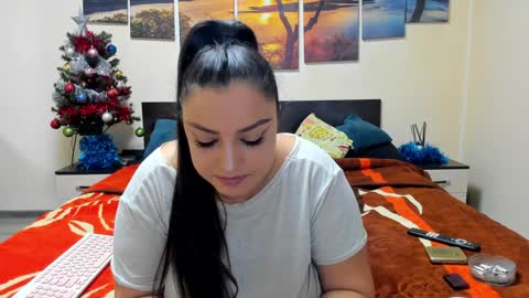 Adellineee online show from December 24, 1:59 am