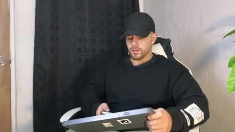 Snapshot of ades_lowe chatting on October 7, 11:51 am Ades online show from October 7, 11:51 am