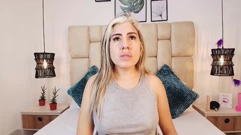 Snapshot of adharasmithh chatting on February 9, 2:06 am AdharaSmithh online show from February 9, 2:06 am