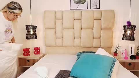 Snapshot of adharasmithh chatting on February 25, 8:41 pm AdharaSmithh online show from February 25, 8:41 pm