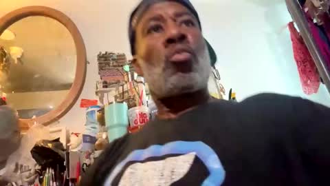 Snapshot of adick_ting chatting on October 22, 2:50 pm adick_ting online show from October 22, 2:50 pm