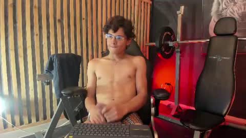 Adrian W  online show from June 17, 8:10 pm