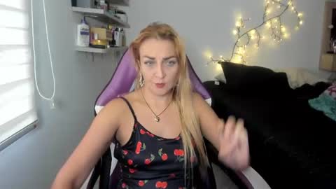 Adriana Paredes  online show from July 27, 1:07 pm