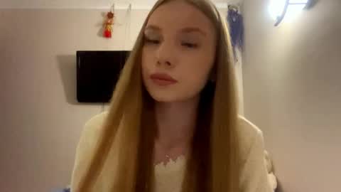 Caroline online show from April 25, 3:09 pm