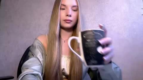 Caroline online show from May 17, 2:13 pm