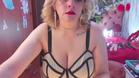 Snapshot of adriiana_fox_ chatting on February 25, 10:07 pm adriiana_fox_ online show from February 25, 10:07 pm