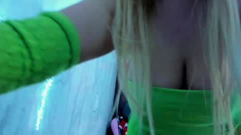 Snapshot of adriiana_fox_ chatting on December 3, 4:49 pm adriiana_fox_ online show from December 3, 4:49 pm