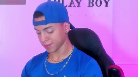 Snapshot of adriianlopez chatting on December 3, 7:11 pm Adrian Lopez online show from December 3, 7:11 pm