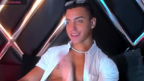 Snapshot of adriianlopez chatting on December 6, 7:01 pm Adrian Lopez online show from December 6, 7:01 pm