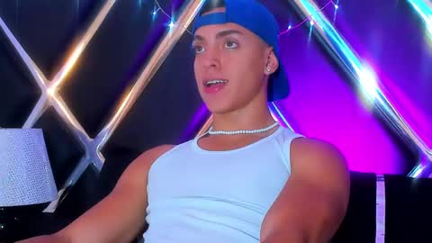 Snapshot of adriianlopez chatting on December 14, 6:30 pm Adrian Lopez online show from December 14, 6:30 pm