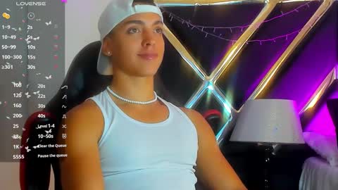 Snapshot of adriianlopez chatting on December 26, 9:26 pm Adrian Lopez online show from December 26, 9:26 pm