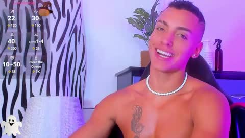 Snapshot of adriianlopez chatting on December 30, 11:06 pm Adrian Lopez online show from December 30, 11:06 pm