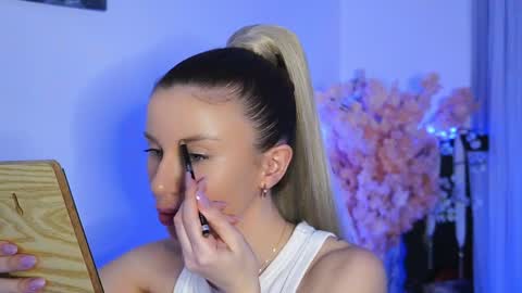 Snapshot of aelia_anara chatting on March 27, 6:29 pm Aelia online show from March 27, 6:29 pm