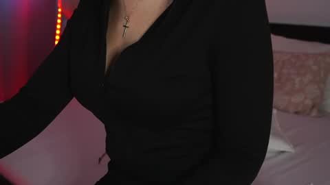 Snapshot of aelia_anara chatting on May 5, 3:03 am Aelia online show from May 5, 3:03 am
