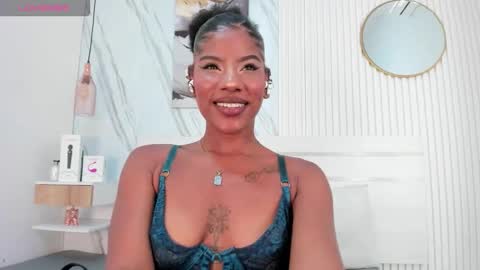 Snapshot of afro_luna chatting on November 17, 11:27 am Afro Luna online show from November 17, 11:27 am